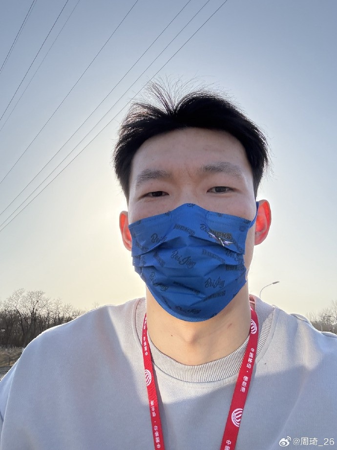 悠闲！周琦骑京牌电动车出行：太阳出来了 开京牌兜兜风！
