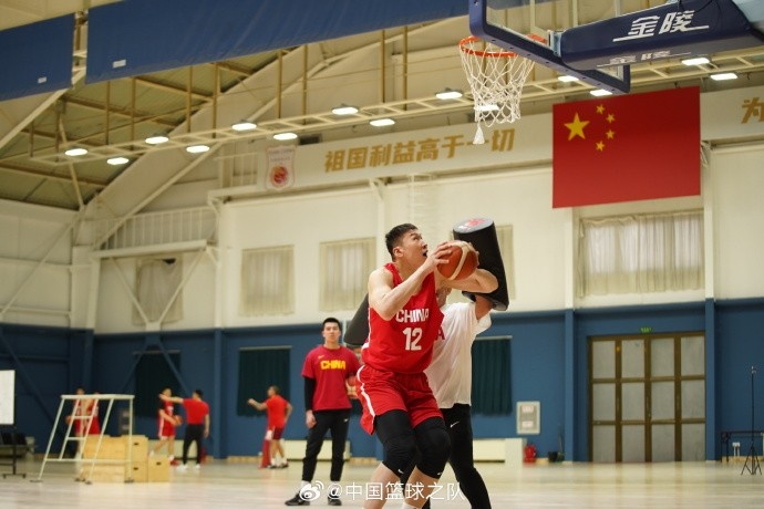 中国篮球之队官博：大块头 大能量 祝李炎哲25岁生日快乐！