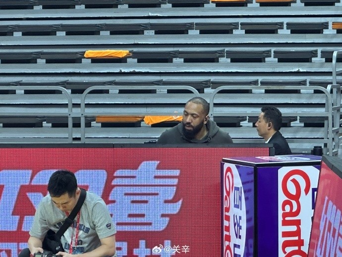 今晚不打？广东主场迎战广厦 吉伦沃特一身便装现身球馆