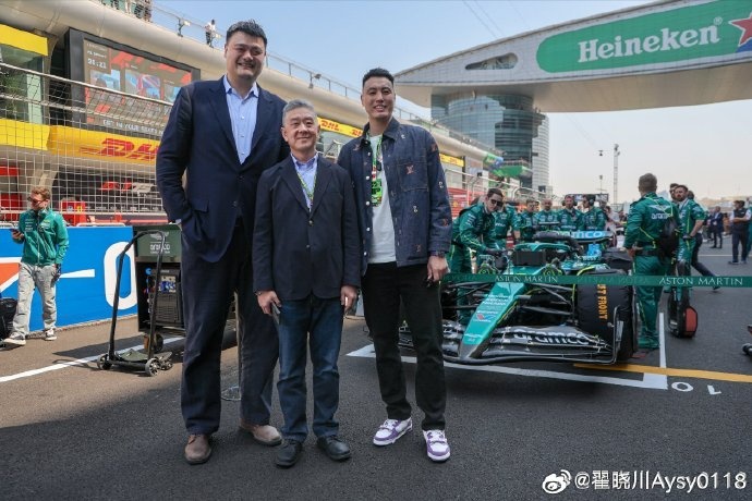 联动F1！翟晓川晒与姚明、阿隆索、范志毅、周冠宇等的合照
