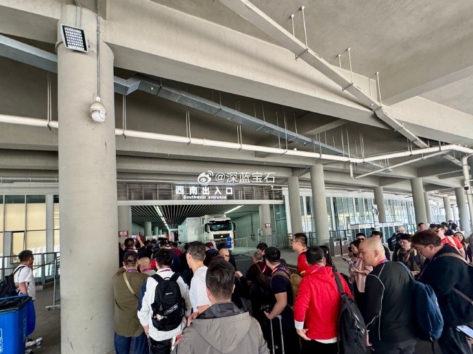 盛况空前！记者晒照：距离中澳之战还有三小时，现场记者已超百名