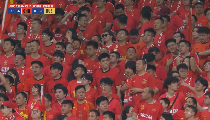 懵了...国足连丢两球&黄政宇王大雷低级失误，看台球迷眼神茫然