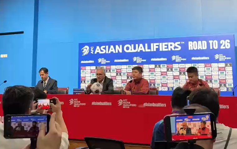 记者：发布会上伊万看上去有很强烈的倾诉欲望，这在以往并不常见