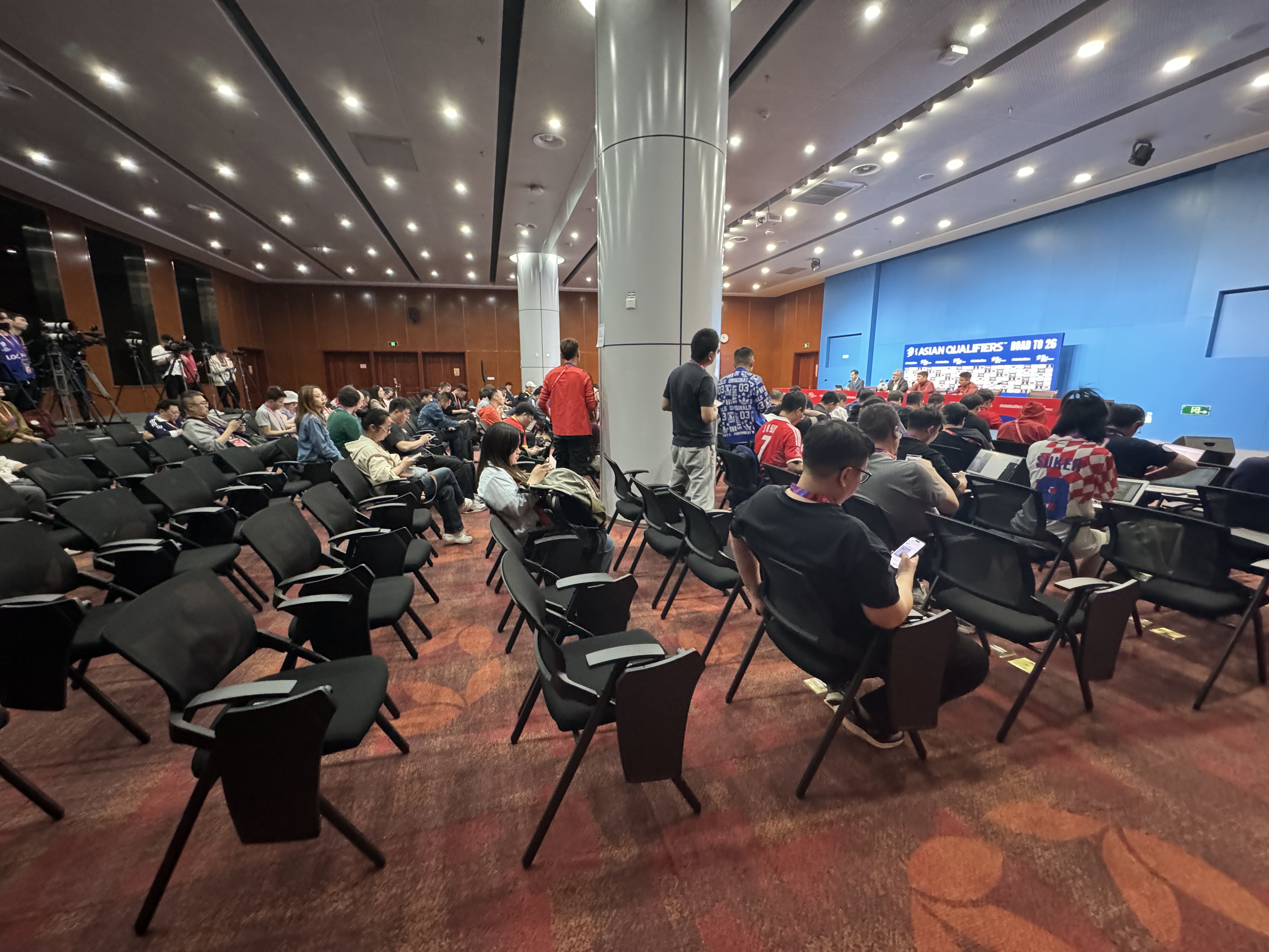 现场直击|赛前火热，输球后冷清！赛后参加发布会的记者少了很多