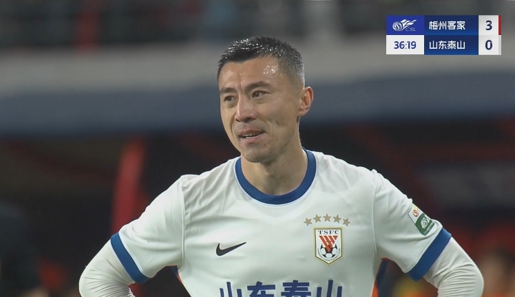 34分钟0-3落后！36岁郑?？嘈?6岁大雷沮丧 替补席黄政宇神态轻松