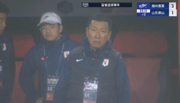 半场1-3落后递补队！场边的崔康熙表情焦急