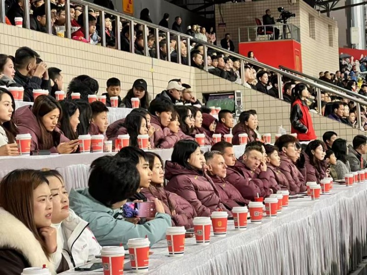 北青体育：中国女足现身中甲赛场，观看重庆铜梁龙vs辽宁铁人