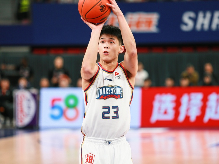 攻击欲望很强！林葳半场出手14次拿下14分1板1助2断