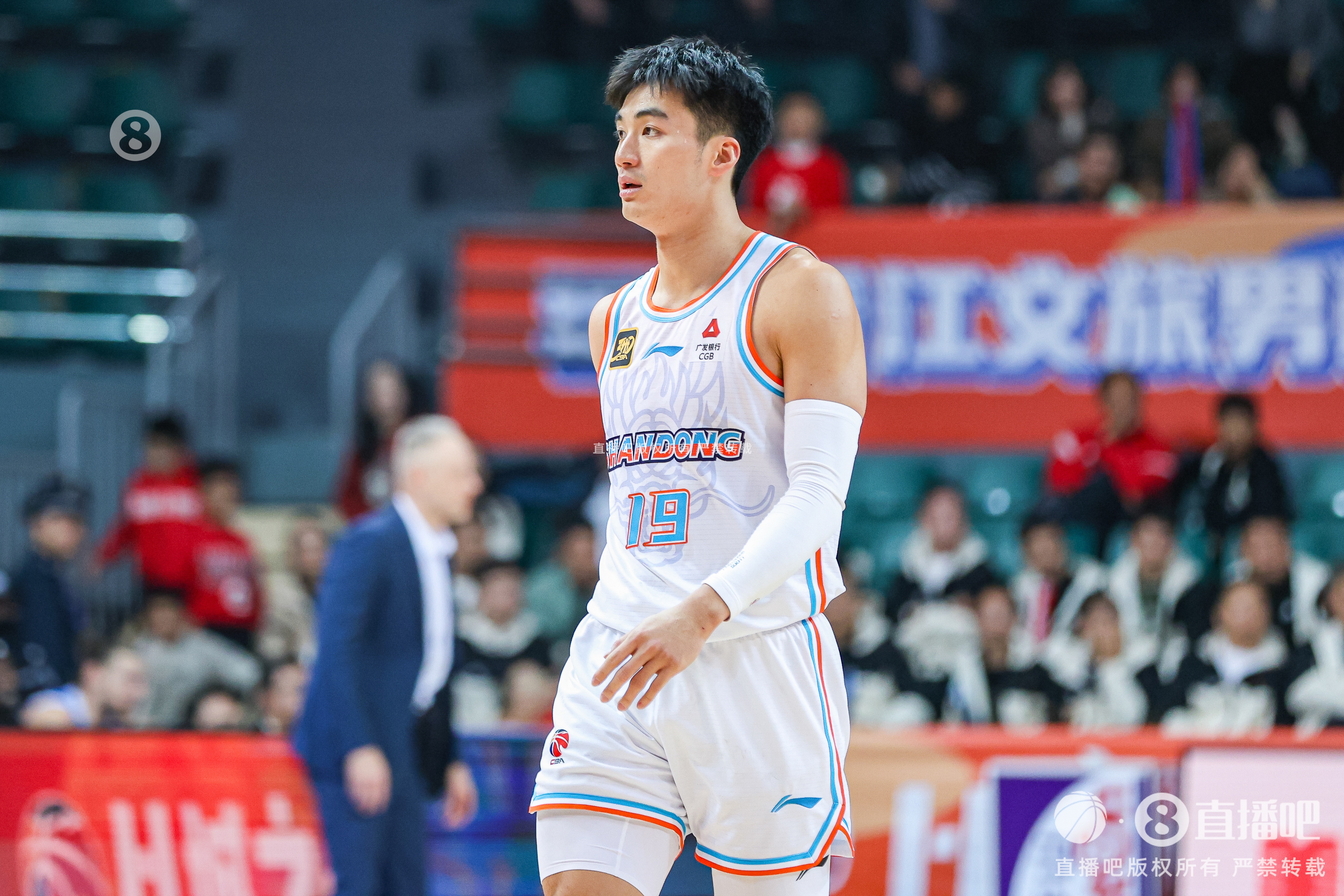 替补上来扭转战局！于德豪9中6拿到17分8板7助2断 正负值+25