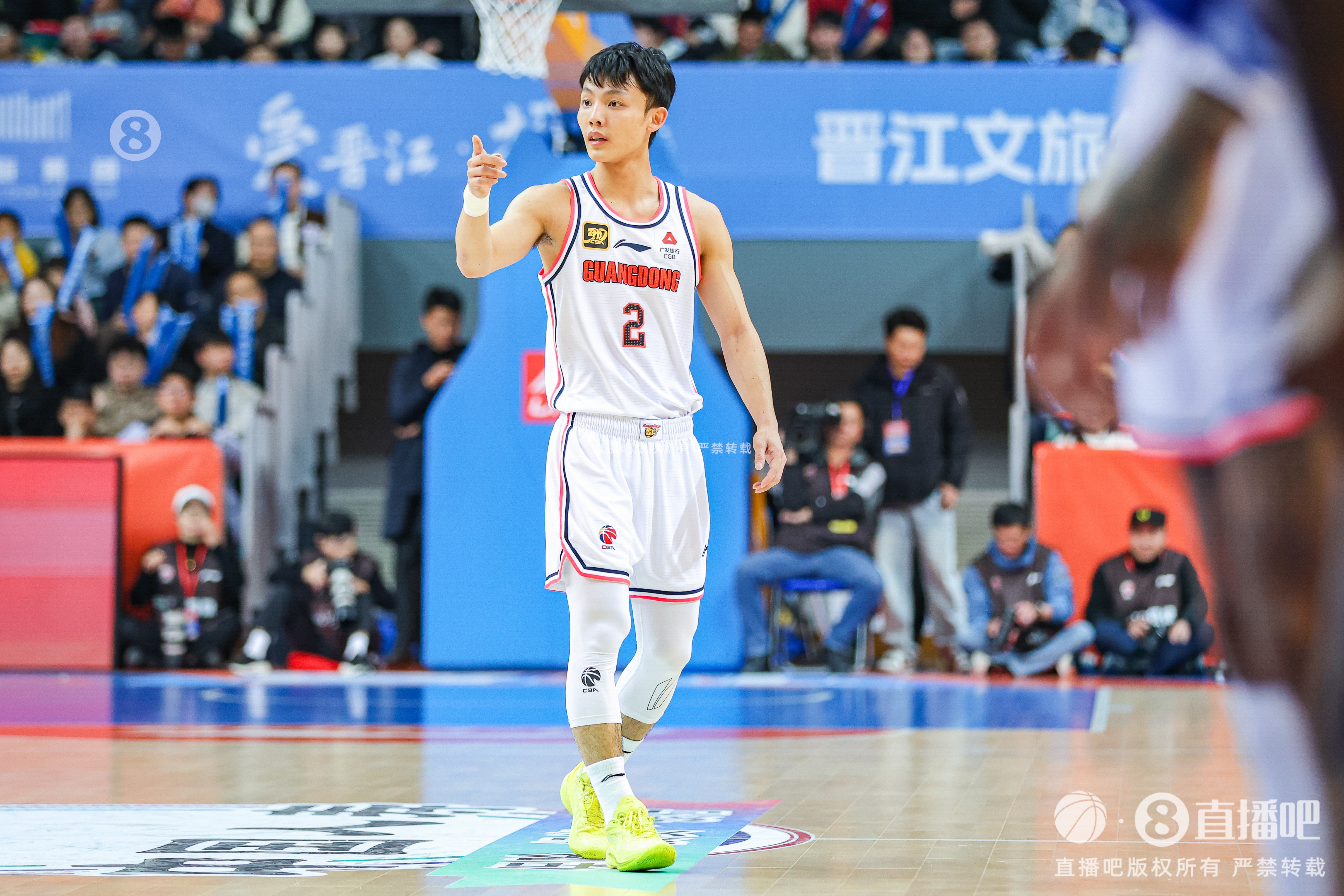 徐中锋手感还没开！徐杰半场12中4&三分7中2拿12分2前场板2助2断