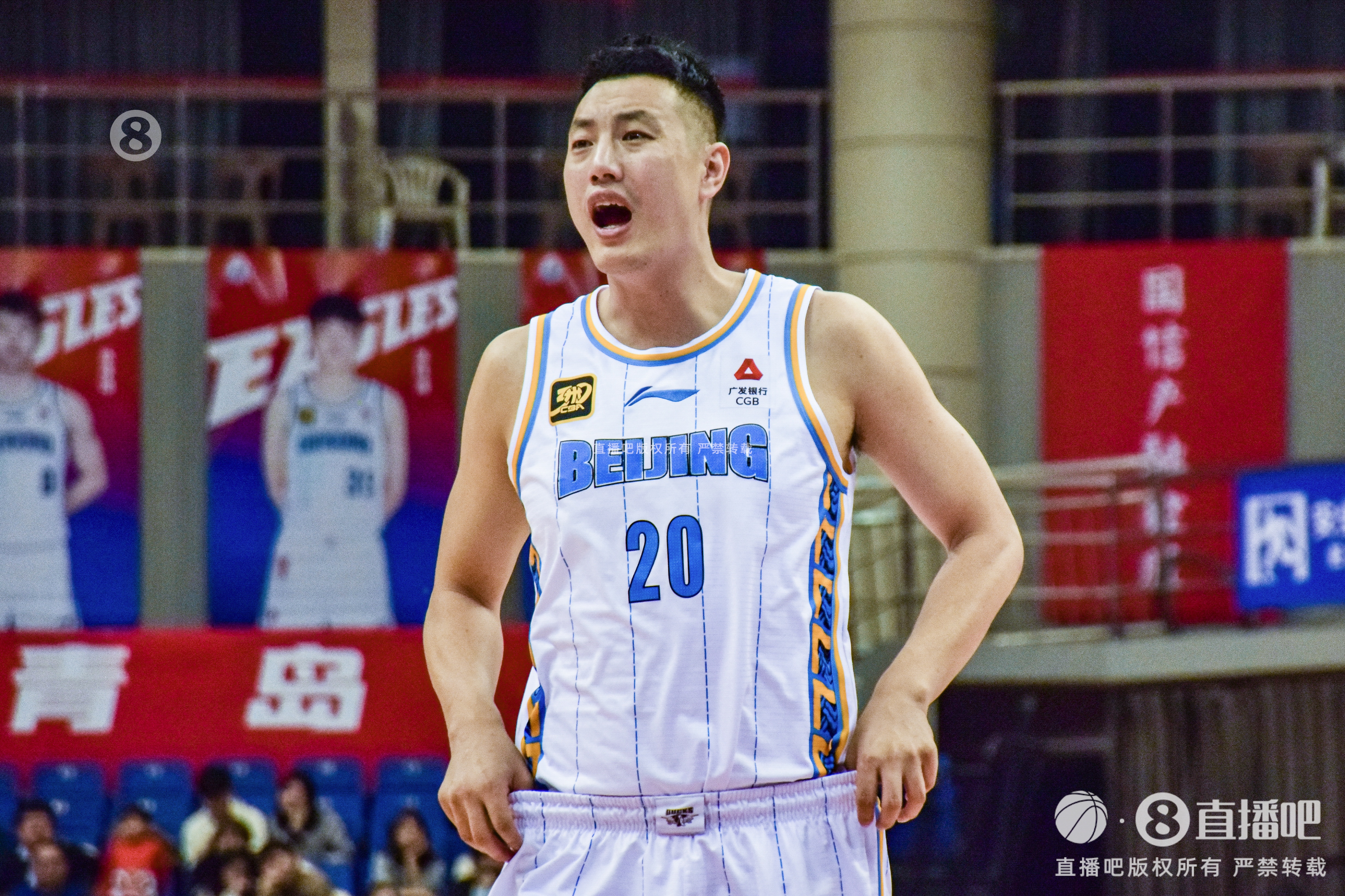 队长以身作则！翟晓川狂抢9个前场篮板 替补4中1&6罚5中拿7分12板