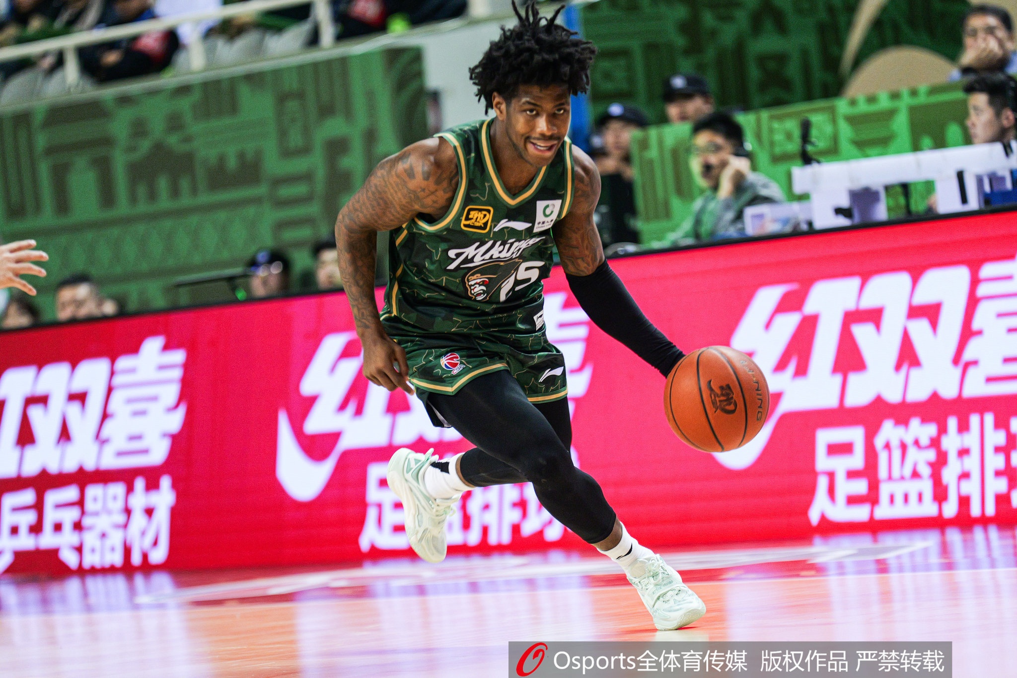 这外援猛得很！肯德里克-戴维斯16投12中&罚球18中15砍43分6板9助