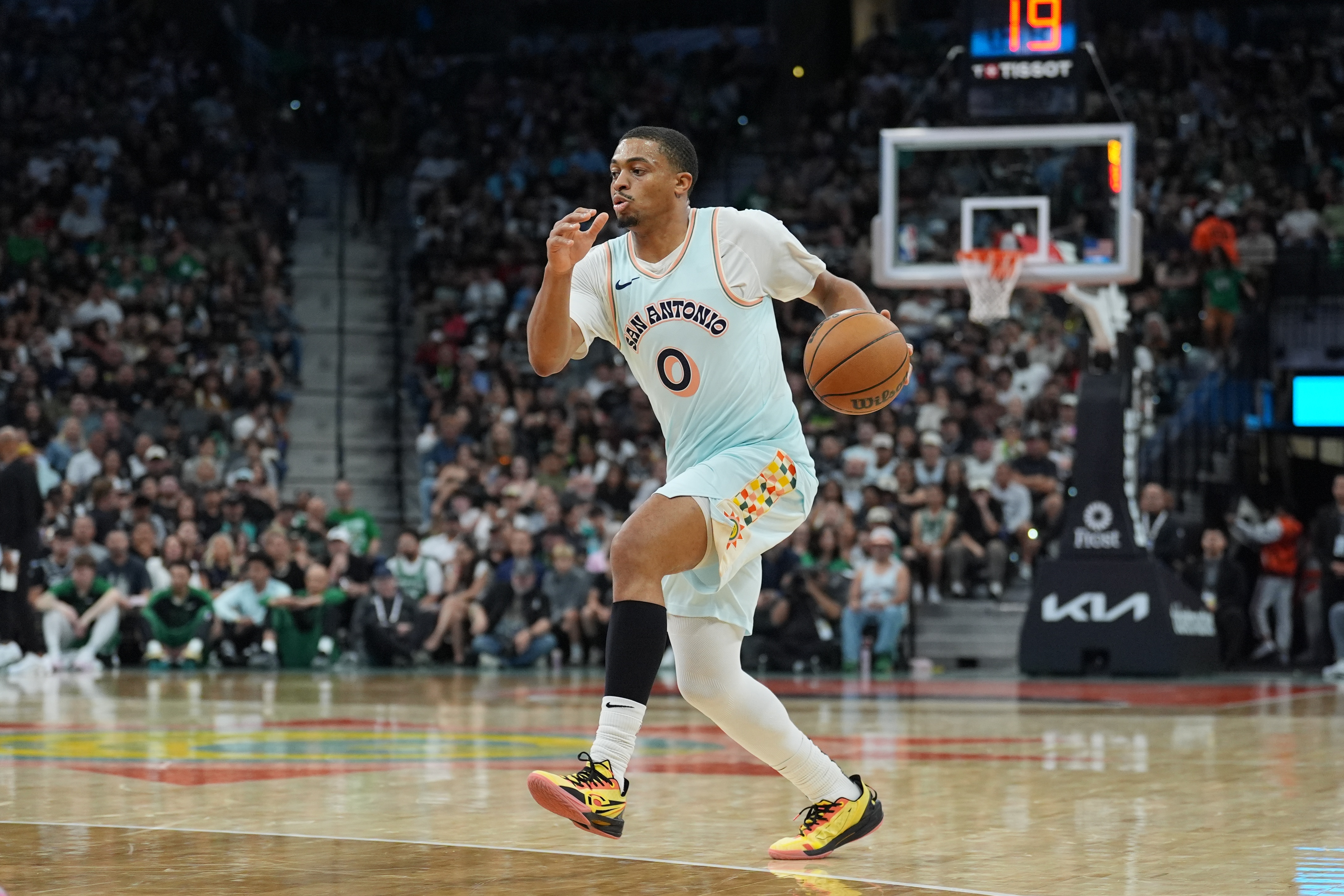 就你打得还行！凯尔登13中8拿到19分3板2助1断